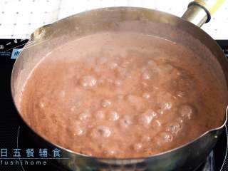 紫米核桃乳,大火煮开后，小火煮10分钟。中途搅拌搅拌，以防粘锅。
