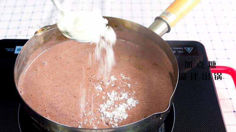 紫米核桃乳,200ml牛奶倒入，加点糖搅拌出锅。牛奶的加入为了增加奶味，没有纯牛奶可以加点配方奶粉，或者不加。
