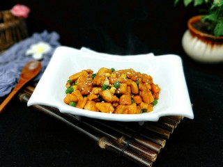 【快手下饭菜】豌豆炒鸡丁,盛出装盘，撒上熟白芝麻。