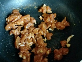 【快手下饭菜】豌豆炒鸡丁,再加入鸡丁煸炒。