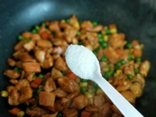 【快手下饭菜】豌豆炒鸡丁,再加入白砂糖快速翻炒关火出锅。