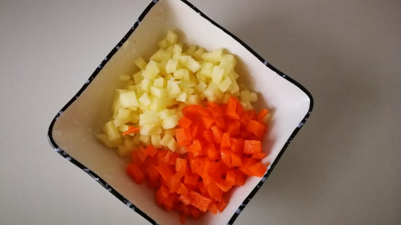 五彩蔬肉丁（下饭必备）,胡萝卜，土豆，切小丁。