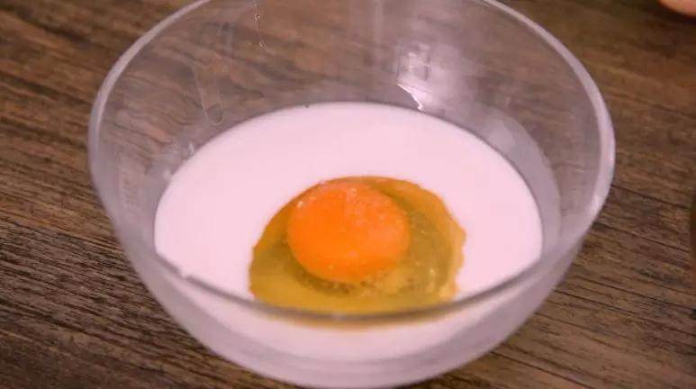 网红火山饭——在嘴里可以滚好几圈!,牛奶中打入鸡蛋，撒入少许盐，拌匀