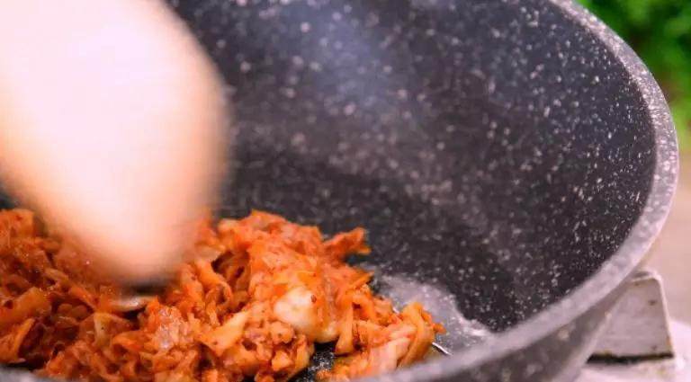 网红火山饭——在嘴里可以滚好几圈!,热油锅炒香辣白菜