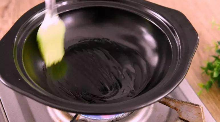 网红火山饭——在嘴里可以滚好几圈!,砂锅刷上一层底油，将米饭扣入