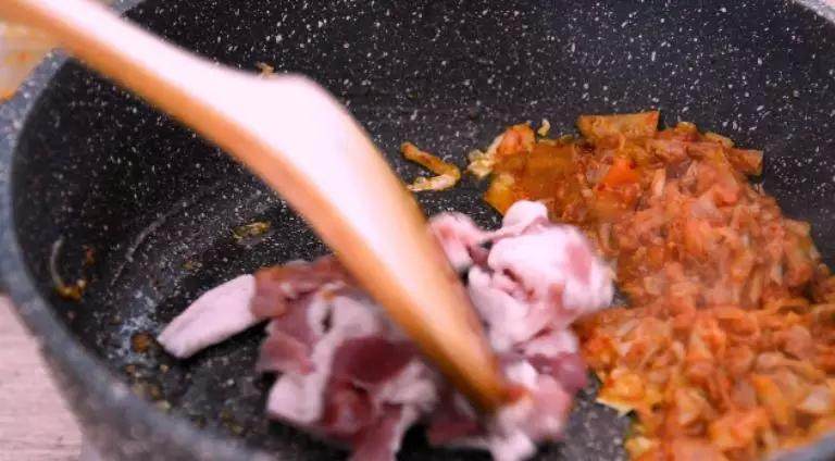 网红火山饭——在嘴里可以滚好几圈!,将辣白菜推至一边，下五花肉炒至焦黄