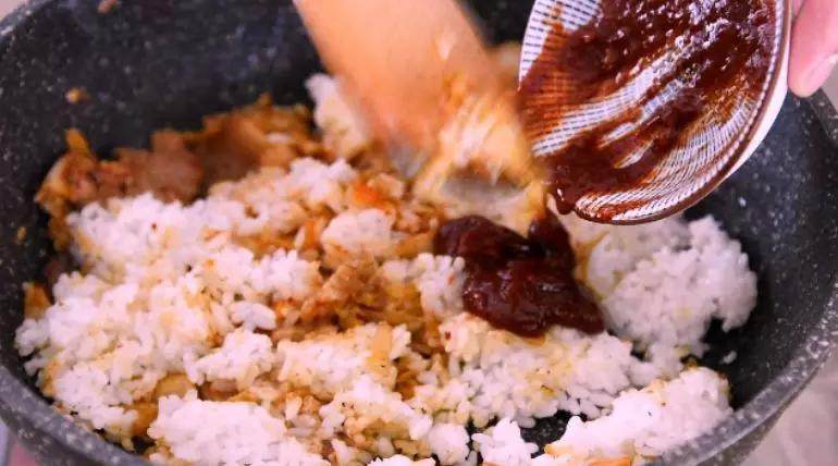 网红火山饭——在嘴里可以滚好几圈!,加入米饭、韩式辣酱炒匀
