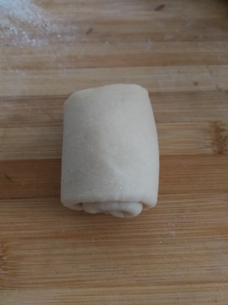 豆沙酥,然后擀成片，之后在卷成这样的形状。再醒15分钟。