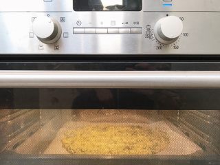 菠菜卷,烤箱预热至180°，烤15分钟