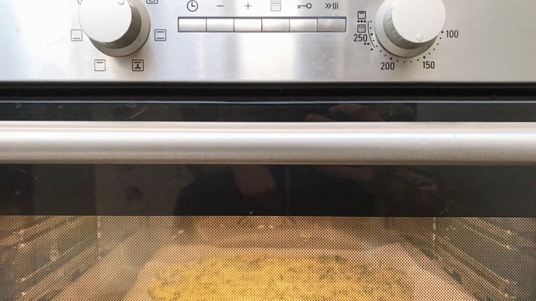 菠菜卷,烤箱预热至180°，烤15分钟
