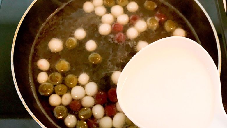 桂花果蔬小圆子,把藕粉汁倒入锅里，搅拌均匀