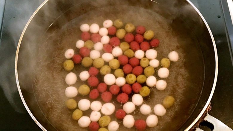 桂花果蔬小圆子,锅里加入冷水烧开后放入果蔬小圆子