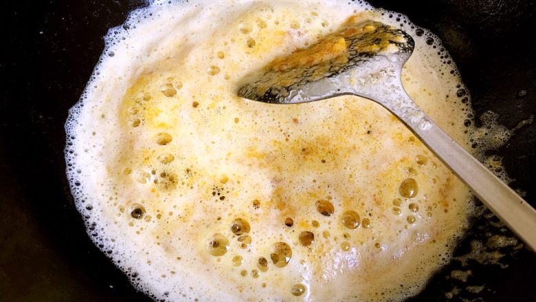 咸蛋黄焗菜花
,起油锅，锅内少许油下入咸蛋黄快速翻炒，蛋黄迅速起泡