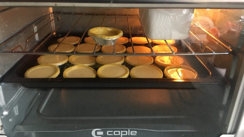 葡式蛋挞（全蛋版）,烤箱预热期间我们先看下蛋挞液有没有小气泡拿牙签扎破