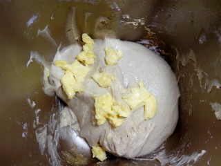 #花样吐司#波兰酵头酸奶吐司,加入黄油。 