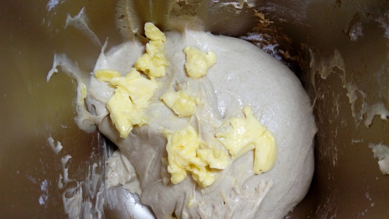 #花样吐司#波兰酵头酸奶吐司,加入黄油。 