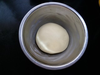 #花样吐司#波兰酵头酸奶吐司,将面团整理滚圆，放入容器。加盖保鲜膜，置于温暖湿润的环境进行第一次发酵。 