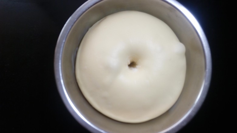 #花样吐司#波兰酵头酸奶吐司,发至2--2.5倍大，手指粘粉戳进面粉，孔洞不回缩不塌陷即可。 