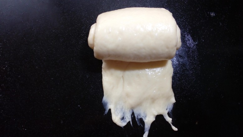 #花样吐司#波兰酵头酸奶吐司,翻面后，底部稍按薄，从上往下轻轻卷起，底部自然卷起就行。第二次擀卷需要卷到2.5到3圈左右。  