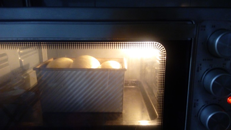 #花样吐司#波兰酵头酸奶吐司, 180度上下火充分预热烤箱十分钟，置于中下层，烘烤40分钟左右。如果不加盖的需要在上色满意后加盖锡纸。（烘烤的温度和时间，根据自家烤箱的脾气调整。）  
