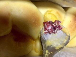 蛋奶椰蓉蔓越莓软吐司,烤至10分钟时取出，表面撒上蔓越莓