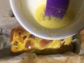 蛋奶椰蓉蔓越莓软吐司,再刷上鹌鹑蛋液，加锡纸遮住面包表面继续烤10分钟！香味早就弥漫开来了