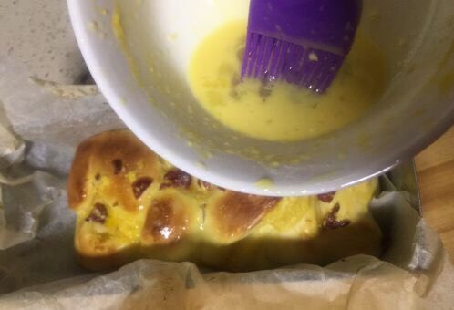 蛋奶椰蓉蔓越莓软吐司,再刷上鹌鹑蛋液，加锡纸遮住面包表面继续烤10分钟！香味早就弥漫开来了