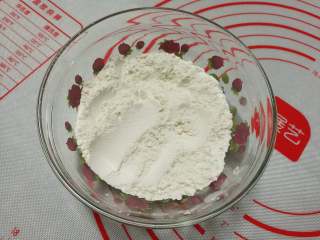 柠檬玛德琳蛋糕,低筋面粉和无铝泡打粉混合过筛，再加入椰蓉混合均匀。