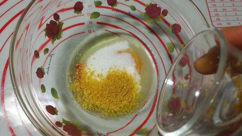 柠檬玛德琳蛋糕,<a style='color:red;display:inline-block;' href='/shicai/ 9'>鸡蛋</a>打入碗里，并倒入细砂糖和柠檬皮屑。