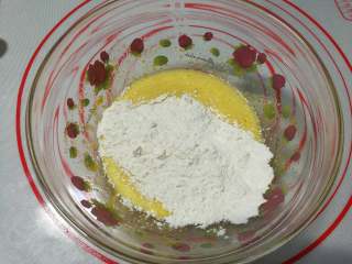柠檬玛德琳蛋糕,倒入过筛的低筋面粉和无铝泡打粉。