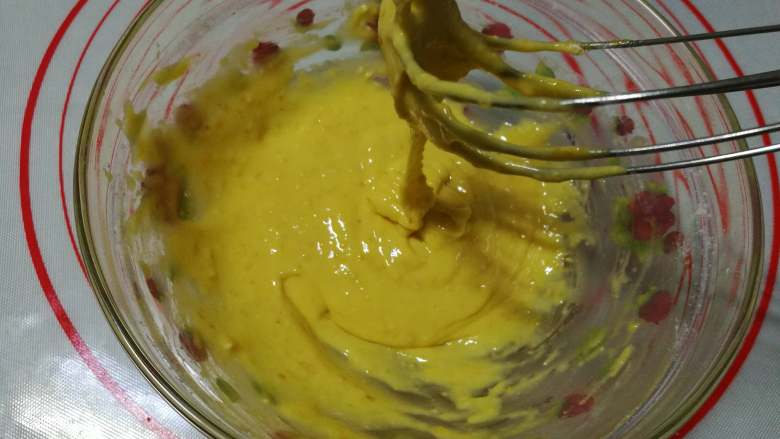 柠檬玛德琳蛋糕,继续用手动打蛋器搅拌到完全混合均匀，混合物呈浓稠的泥状。