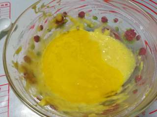 柠檬玛德琳蛋糕,黄油隔水熔化成液态，把温热的黄油倒入面糊里。