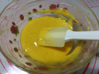 柠檬玛德琳蛋糕,用手动打蛋器搅拌到黄油和面糊完全混合，成为细滑的流动状面糊。