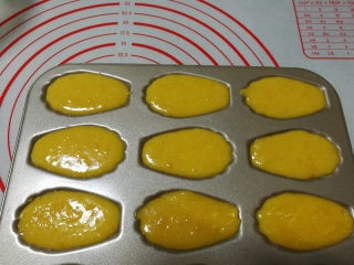 柠檬玛德琳蛋糕,玛德琳模具刷上一层薄薄的黄油，把面糊用勺子挖入模具里，大约9成满。