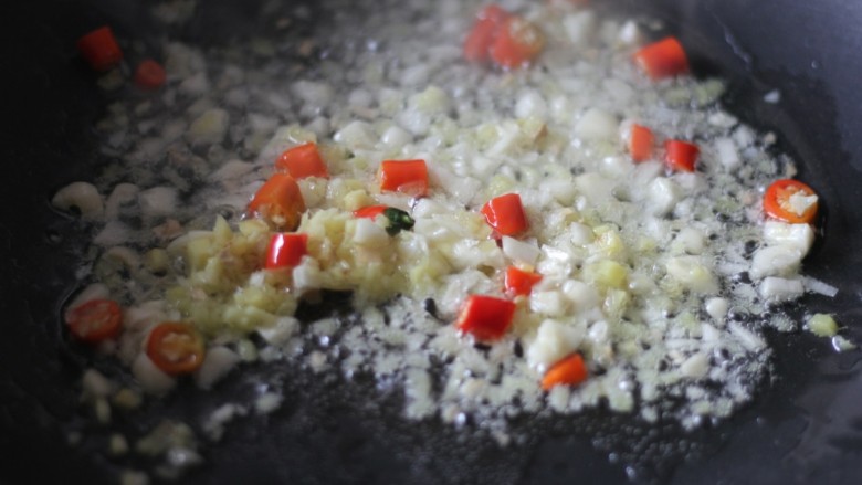 剁椒鱼头,锅中烧热油，放入姜蒜小米椒爆香。