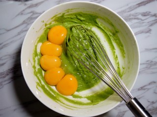 菠菜戚风蛋糕,用蛋抽搅拌均匀后，加入蛋黄。
