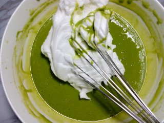 菠菜戚风蛋糕,把三分之一蛋白霜加入蛋黄糊里用蛋抽或刮刀以从下往上翻拌手法翻拌均匀，避免消泡。