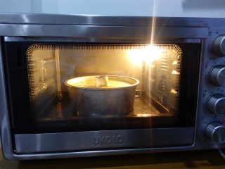 菠菜戚风蛋糕,端起模具轻震几下送入提前预热好的烤箱，中空模上下火175度45分钟。圆模150度60分钟。（记得蛋白霜打好后就可以预热烤箱了)