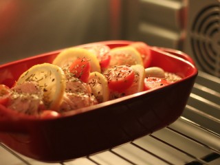 迷迭香柠檬烤翅,无需预热，直接放入烤箱。230度烤40分钟左右。