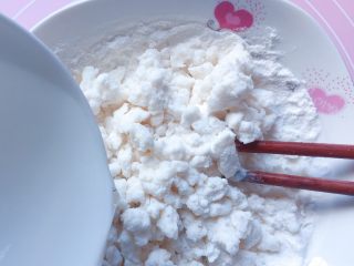 巧克力汤圆,在糯米粉中加入开水，边加边用筷子搅拌，少量多次地加。