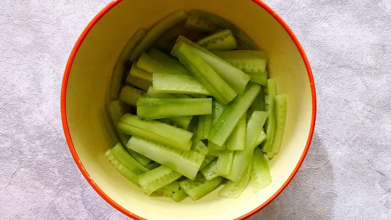春之绿🌿の小清新＊香菜拌青瓜,双手捧着碗，上下颠几下，让盐和青瓜充分混合，静置15分钟