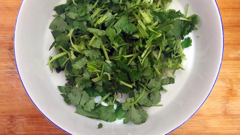 春之绿🌿の小清新＊香菜拌青瓜,全部切好，控干水分