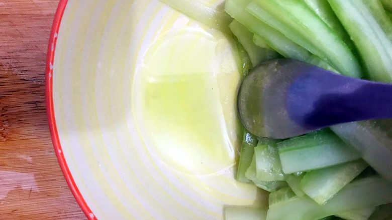 春之绿🌿の小清新＊香菜拌青瓜,撇去腌制青瓜的汁水