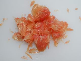 红柚酸奶布丁,剥出果肉。