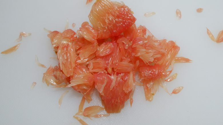 红柚酸奶布丁,剥出果肉。