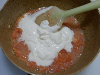 红柚酸奶布丁,加入酸奶并搅拌均匀。