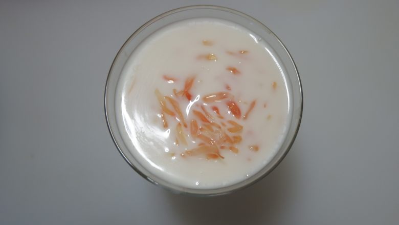 红柚酸奶布丁,倒入容器中，放入冰箱中冷藏1个小时以上至凝固。