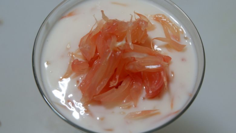红柚酸奶布丁,食用前可以在表面在撒少许柚子果肉装饰。
