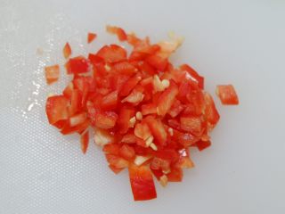 时蔬饭团,红甜椒洗净，均切成小丁