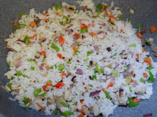 时蔬饭团,将米饭炒散炒均匀。